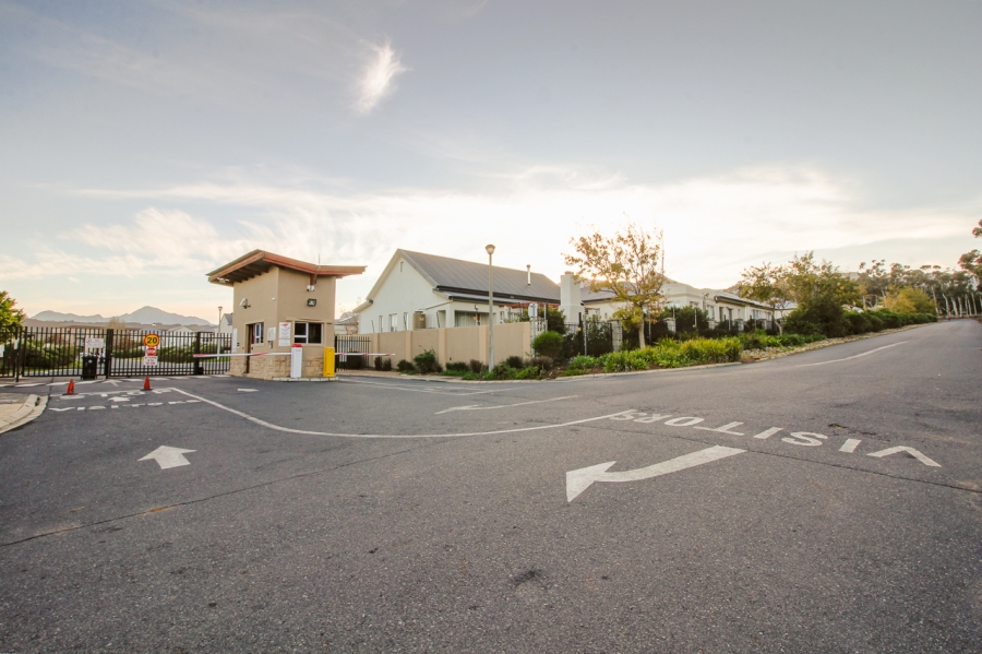 To Let 2 Bedroom Property for Rent in Sir Lowrys Pass Village Western Cape